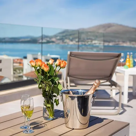 Heated Pool & Rooftop Jacuzzi Sea View Near Trogir-ciovo Apartment *